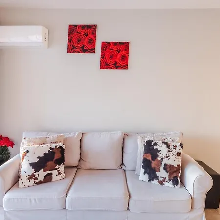 Alexis - Lovely 2-bedroom With Swimming Pool Apartment