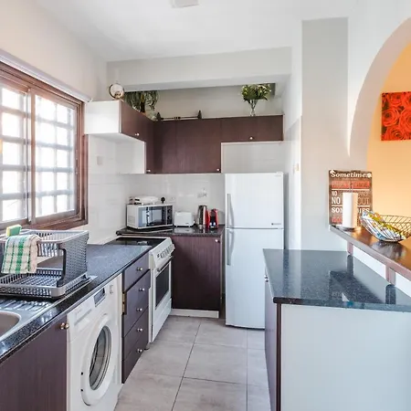 Alexis - Lovely 2-bedroom With Swimming Pool Apartament Pafos